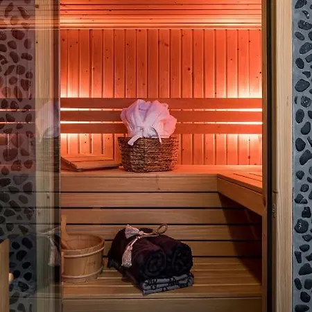 לינה וארוחת בוקר Romantic Wellness 4*